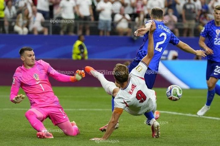 Harry Kane lập cú đúp vào lưới Croatia. Ảnh: EPA.
