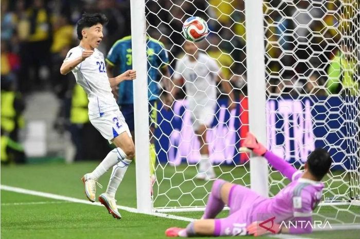  Ngôi sao Fayzullaev của Uzbekistan có bàn danh dự san bằng 1-1 trước khi thua 1-3. Ảnh: ANTARA. 