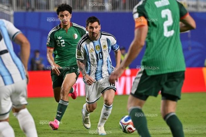 Messi đang dẫn đầu giải Vua phá lưới với 3 bàn thắng sau lượt trận đầu. Ảnh: EPA.