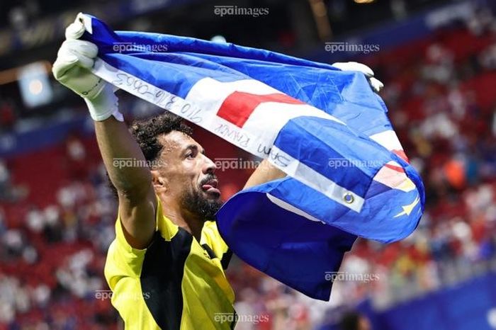 Thủ môn Vozinha là người hùng của Cape Verde khi vô hiệu hóa các chân sút Tây Ban Nha. Ảnh: EPA.