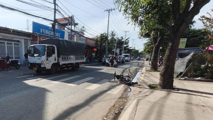 Hiện trường vụ tai nạn trên đường Ngô Chí Quốc. Ảnh: XUÂN MINH