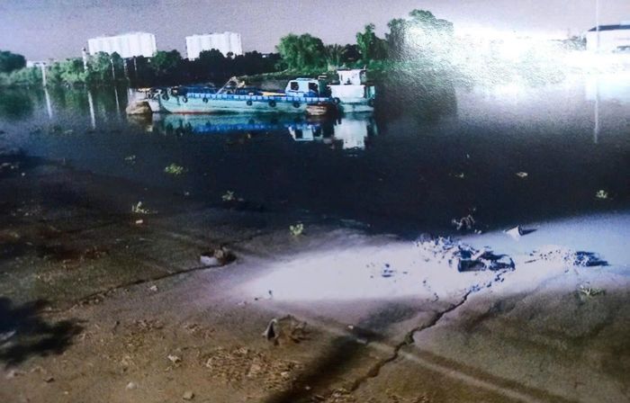  Nạn nhân được phát hiện vào đêm 16-6 tại khu vực bờ kè phía sau nhà lồng T thuộc chợ Bình Điền. Ảnh: CA 