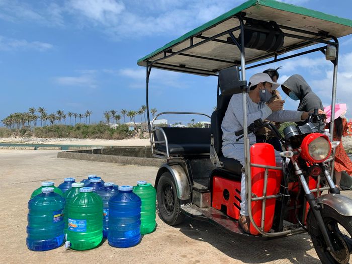 Mua nước ngọt sử dụng trên đảo.