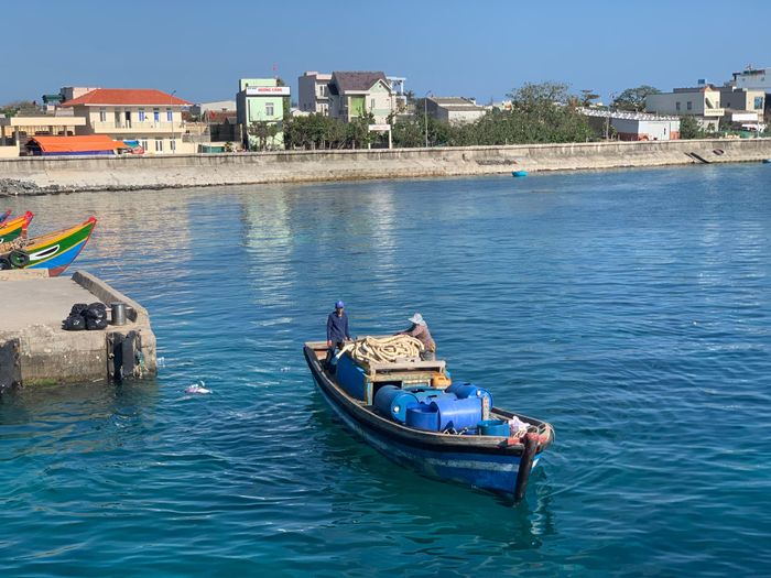 Nước được vận chuyển đến đảo để phục vụ nhu cầu nhưng có giá cao và số lượng không nhiều.