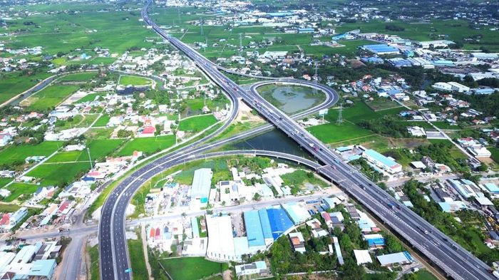  Xã Mỹ Yên định hướng phát triển vùng quanh siêu nút giao Vành đai 3 – cao tốc TP.HCM – Trung Lương – Bến Lức – Long Thành – Vành đai 4 thành khu thương mại – dịch vụ và trung tâm giao thương hiện đại. Ảnh: HUỲNH DU 
