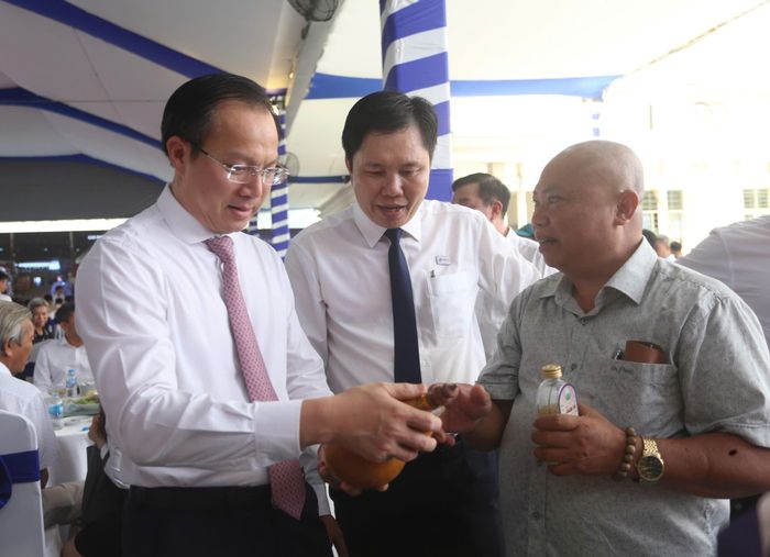  Ông Đoàn Trung Kiên, Phó Chủ tịch UBND tỉnh Tây Ninh tham quan các gian hàng sản phẩm OCOP của xã Mỹ Yên tại đại hội. Ảnh: HUỲNH DU 