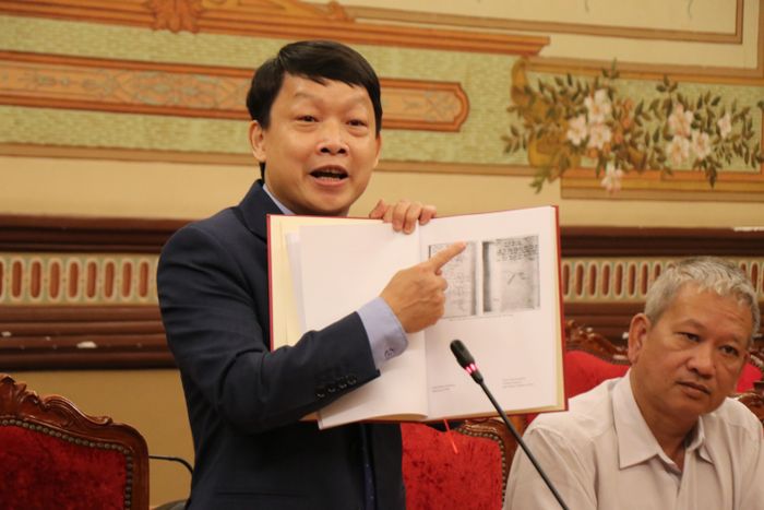  Luật sư Tạ Thu Phong thông tin hồ sơ CDEC có hai nhóm chính: hồ sơ tình báo và hồ sơ chiến trường. Ảnh: THANH THÙY 