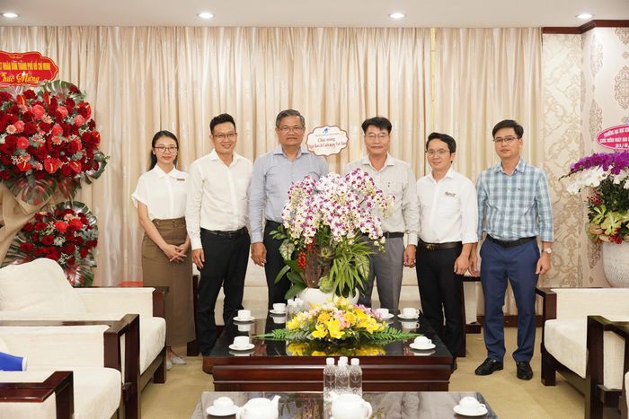 Đoàn Trường Đại học Mở TP.HCM và Báo Pháp Luật TP.HCM. Ảnh: MINH HOÀNG