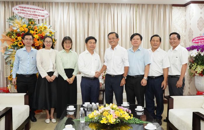 Ông Võ Hoàng Ngân, Phó Trưởng đoàn ĐBQH TP.HCM dẫn đầu đoàn công tác đến thăm và chúc mừng báo Pháp Luật TP.HCM nhân kỷ niệm 101 năm Ngày Báo chí Cách mạng Việt Nam. Ảnh: THUẬN VĂN
