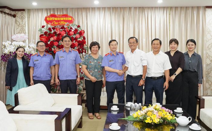Đoàn công tác VKSND TP.HCM chụp ảnh lưu niệm cùng Báo Pháp Luật TP.HCM. Ảnh: THUẬN VĂN