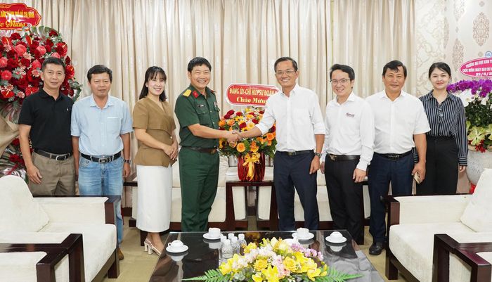 Đoàn Sư đoàn 9 (Quân đoàn 34) và Báo Pháp Luật TP.HCM. Ảnh: THUẬN VĂN