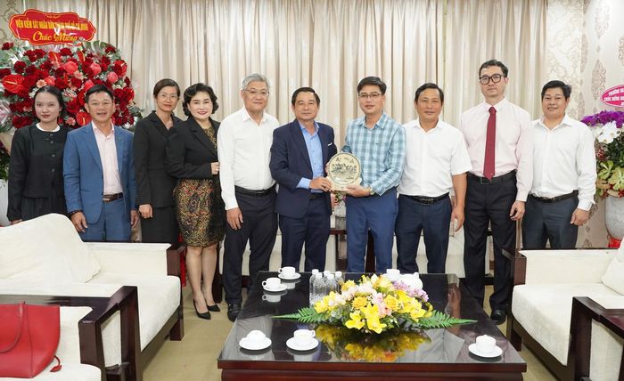 Đoàn Hội Doanh nhân TP.HCM và Báo Pháp Luật TP.HCM. Ảnh: THUẬN VĂN