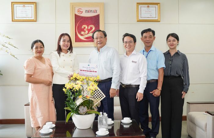 Đoàn công tác Bệnh viện Ung Bướu TP.HCM và Báo Pháp Luật TP.HCM. Ảnh: THUẬN VĂN