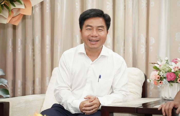 Ông Võ Hoàng Ngân, Phó Trưởng đoàn ĐBQH TP.HCM, chia sẻ với đội ngũ Báo Pháp Luật TP.HCM. Ảnh: THUẬN VĂN