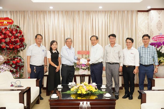 Đoàn công tác UBND xã Nhà Bè và Báo Pháp Luật TP.HCM. Ảnh: MINH HOÀNG