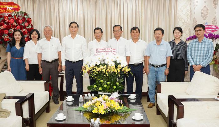 Các luật sư đến thăm và chúc mừng Báo Pháp Luật TP.HCM. Ảnh: THUẬN VĂN