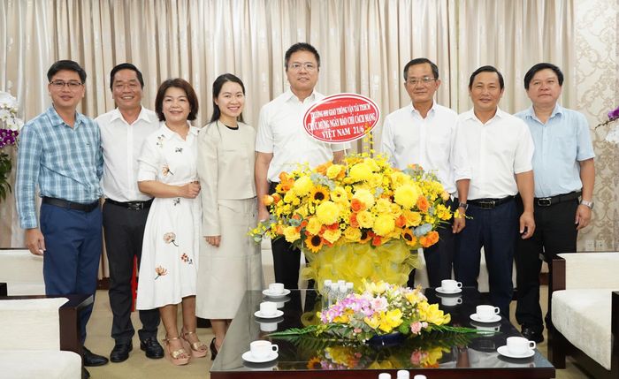 Đoàn Trường Đại học Giao thông Vận tải TP.HCM và Báo Pháp Luật TP.HCM. Ảnh: THUẬN VĂN