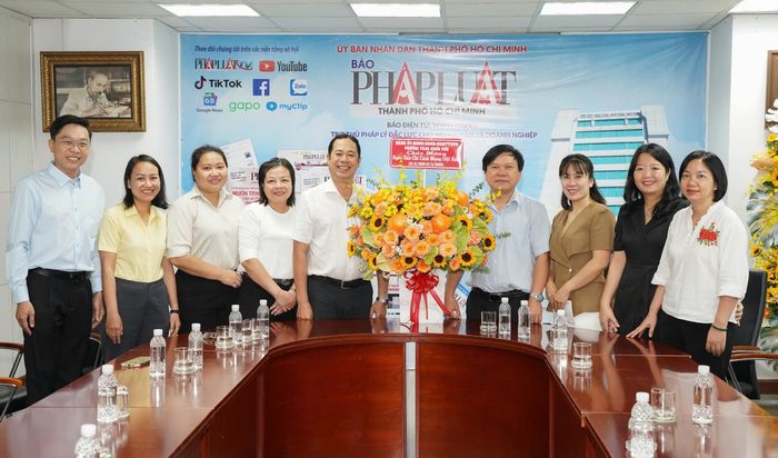 Đoàn công tác phường Tăng Nhơn Phú và Báo Pháp Luật TP.HCM. Ảnh: THUẬN VĂN