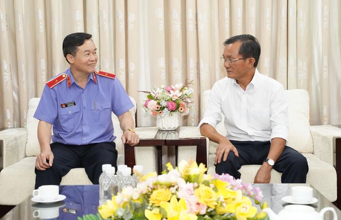 Ông Nguyễn Văn Trìu, Phó Viện trưởng VKSND TP.HCM (trái) và ông Nguyễn Đức Hiển, Phó Tổng biên tập thường trực Báo Pháp Luật TP.HCM (phải). Ảnh: THUẬN VĂN