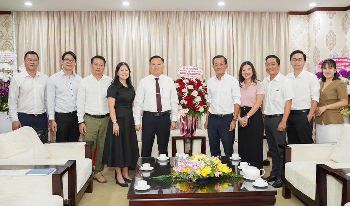 Ông Lê Ngọc Linh, Thành ủy viên, Phó Giám đốc Sở Xây dựng TP.HCM dẫn đầu đoàn công tác đến thăm Báo Pháp Luật TP.HCM. Ảnh: THUẬN VĂN