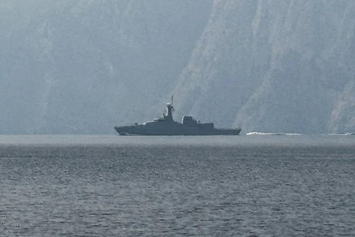  Một tàu hải quân đang di chuyển trên eo biển Hormuz vào ngày 1-3. Ảnh: AFP 