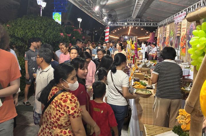  Khu ẩm thực luôn thu hút nhiều người tham gia. Ảnh: NHẪN NAM 