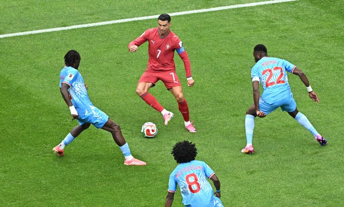  Theo Fotmob, Ronaldo tung ra 3 cú sút trong 90 phút thi đấu nhưng không lần nào bóng đi trúng đích. Những lần CR7 dứt điểm đều trong vùng cấm đối thủ nhưng những bóng đều đi chệch cột dọc. 