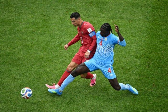  Mỗi khi Ronaldo chạm bóng, các cầu thủ Congo đều áp sát rất nhanh. Siêu sao 41 tuổi này thường trong tình trạng đói bóng dù Bồ Đào Nha sở hữu thời lượng kiểm soát bóng cả trận lên đến 75%. 