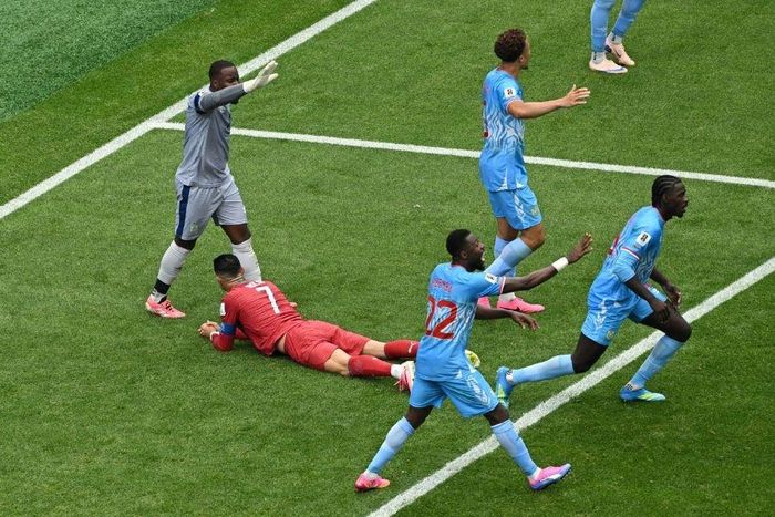 Khoảnh khắc Ronaldo bất lực trước hàng thủ đông đảo của Congo. Trong cả trận, Bồ Đào Nha cũng liên tục thay đổi cách tấn công, từ tạt cánh đều phối hợp nhóm nhỏ, nhưng đều vấp phải "bức tường" phòng ngự đông đảo của đối thủ. 