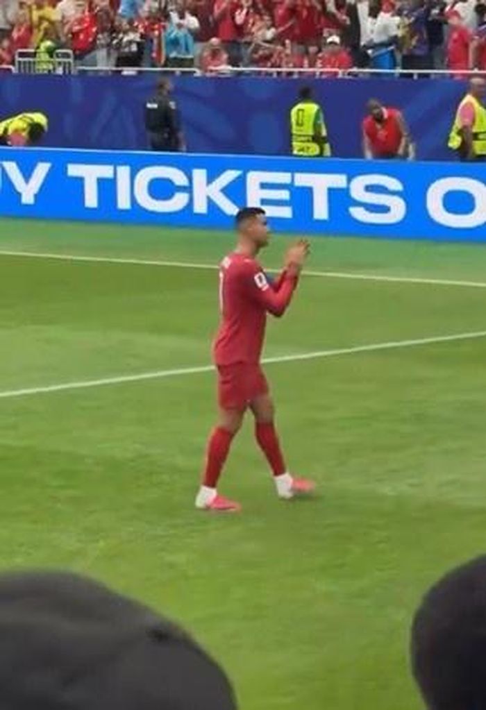 Ronaldo bình thản khi bị CĐV mỉa mai.
