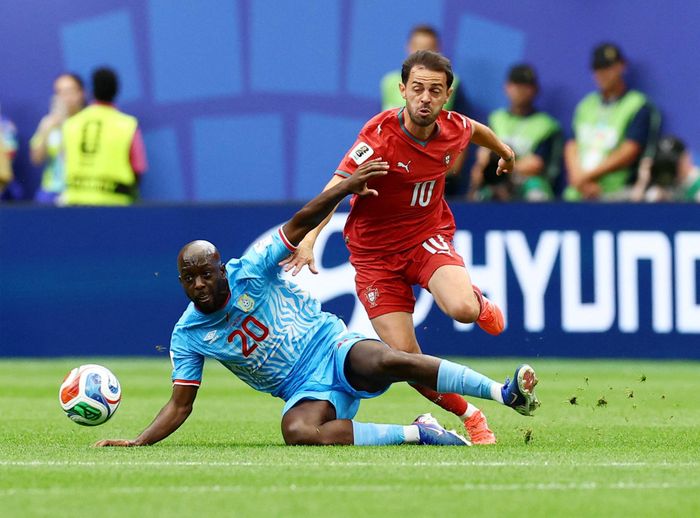 Chiếc thẻ vàng trong hiệp một khiến tân binh Real Madrid phải nhường chỗ cho Francisco Conceicao sau giờ nghỉ.