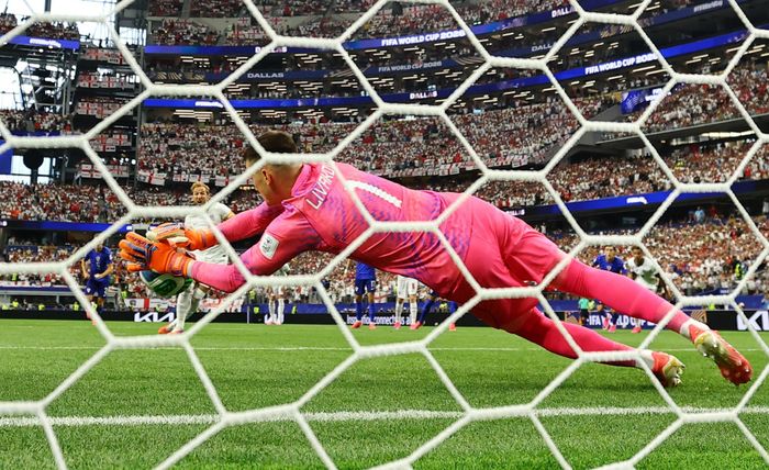  Livakovic cản phá thành công cú đá đầu tiên của Harry Kane, nhưng VAR xác định thủ môn Croatia đã rời vạch cầu môn quá sớm trước thời điểm bóng được sút. 