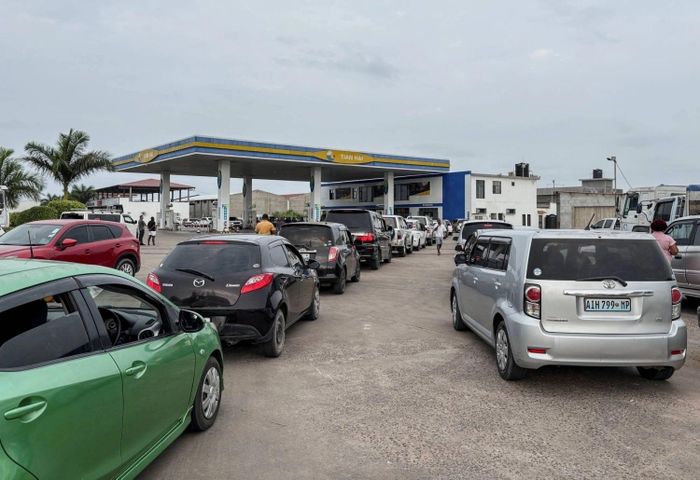  Xe cộ xếp hàng tại một trạm xăng ở Maputo, Mozambique, hồi tháng 4 do khủng hoảng năng lượng từ chiến sự Mỹ - Iran. Ảnh: Reuters. 