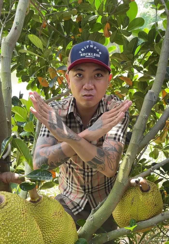 Tú Bin gặp khó khăn trong công việc với hình xăm quá lớn. Ảnh: NVCC.