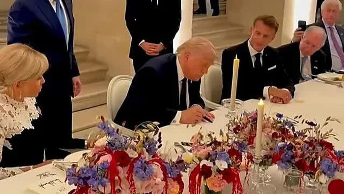 Tổng thống Mỹ Donald Trump ký thỏa thuận hòa bình.