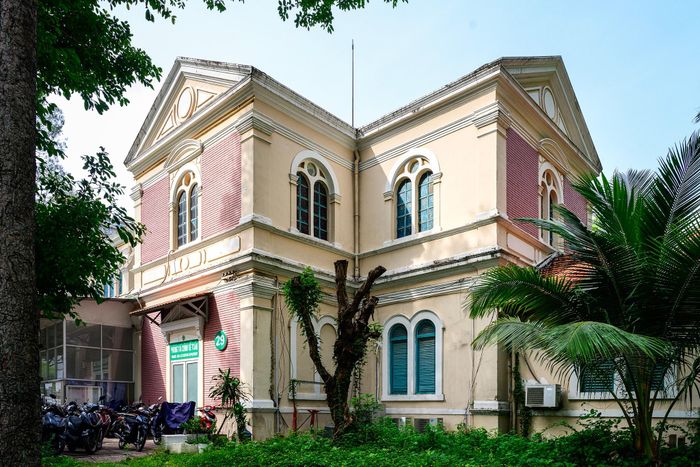  Công trình gồm hai tầng với các cửa sổ vòm lớn, hệ phào chỉ trang trí và các mảng tường gạch ốp nổi đặc trưng. Đây là một trong những khối nhà thuộc quần thể kiến trúc di sản của Bệnh viện Nhi đồng 2 nằm trong diện được tu bổ, phục hồi thời gian tới. 