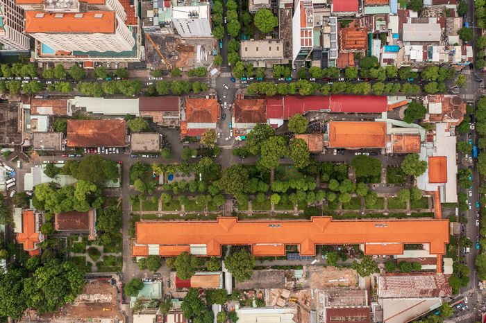  Nhìn từ trên cao, bệnh viện hiện lên với khoảng xanh rộng lớn giữa trung tâm TP.HCM. Những khối nhà mang kiến trúc Pháp cổ ẩn mình dưới tán cây cổ thụ tạo nên khung cảnh khác biệt so với các công trình hiện đại xung quanh. 