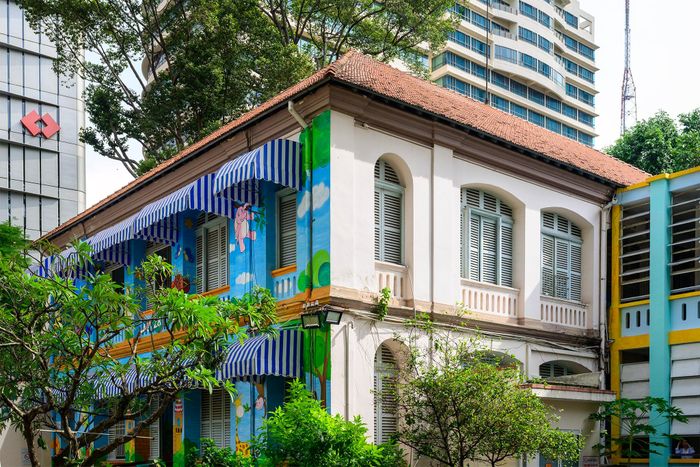  Một góc khoa Hô hấp nổi bật với nét kiến trúc cổ kính, những ô cửa lá sách đón gió và vòm cửa cong đặc trưng. Sự nghiêm trang của công trình trăm tuổi trở nên sinh động và ấm áp hơn nhờ những bức tranh tường ngập tràn màu sắc, nét vẽ ngộ nghĩnh, thân thiện. 