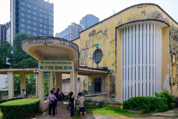  Công trình hiện là khoa Chẩn đoán hình ảnh nổi bật với phần mái đón cong vươn rộng phía trước lối vào. Mặt đứng được thiết kế đơn giản với các mảng tường lớn, cửa sổ tròn và hệ lam đứng cao kéo dài từ mái xuống gần mặt đất, giúp lấy sáng và thông gió tự nhiên. 