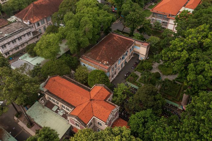  Nhà nguyện nằm giữa khuôn viên bệnh viện là một trong những công trình mang đậm dấu ấn lịch sử. Mái ngói đỏ, tường gạch dày và cây thánh giá trên đỉnh mái gợi nhắc về thời kỳ bệnh viện còn mang tên Hôpital Grall dưới thời Pháp thuộc. 