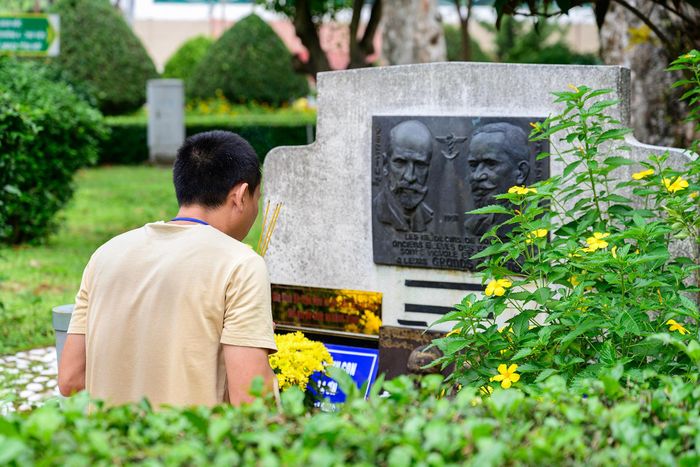  Tấm bia tưởng niệm hai nhà khoa học Albert Calmette và Alexandre Yersin được đặt cạnh nhà nguyện. Đây là dấu tích gắn với lịch sử hình thành Viện Pasteur đầu tiên ngoài nước Pháp, từng hoạt động trong khuôn viên bệnh viện từ cuối thế kỷ XIX. 