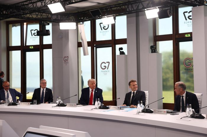 Tổng thống Mỹ Donald Trump, Tổng thống Pháp Emmanuel Macron, Thủ tướng Anh Keir Starmer, Thủ tướng Canada Mark Carney và Thủ tướng Đức Friedrich Merz tham dự phiên làm việc với các nhà lãnh đạo G7 trong khuôn khổ Hội nghị tại Pháp ngày 17/6. Ảnh: Reuters.