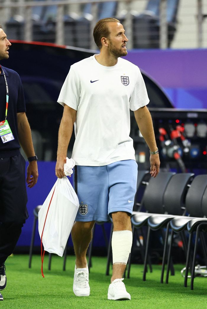Harry Kane phải băng chân.