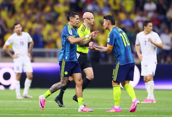  James ăn mừng cùng Munoz - người mở tỷ số cho Colombia. Ảnh: Reuters. 