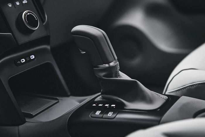 Đi kèm là hộp số tự động 6 cấp. Xe phát triển trên nền tảng K3 thế hệ thứ 3, sử dụng vật liệu thép gia cường độ cao và thép siêu cứng, giúp tăng độ an toàn khi xảy ra va chạm.