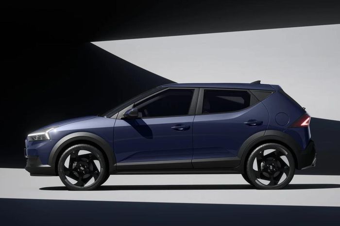 Mẫu SUV này có kích thước 4.130 x 1.780 x 1.495 mm, trục cơ sở 2.580 mm. Xe có 8 màu sắc ngoại thất, đi kèm mâm xe 17 inch thiết kế mới. Khách hàng cũng có thể nâng cấp lên gói X Line với nhiều chi tiết được trang trí tối màu mạnh mẽ hơn.