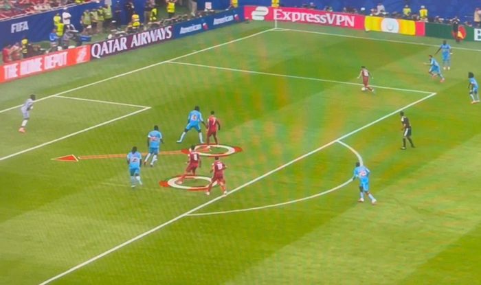 Ronaldo lẽ ra nên di chuyển về khu vực gần cầu môn để kéo giãn hàng thủ đối phương.