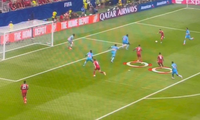 Theo Henry, việc quá ham muốn ghi bàn khiến Ronaldo cản trở Fernandes có cơ hội ghi bàn ngay phía sau.