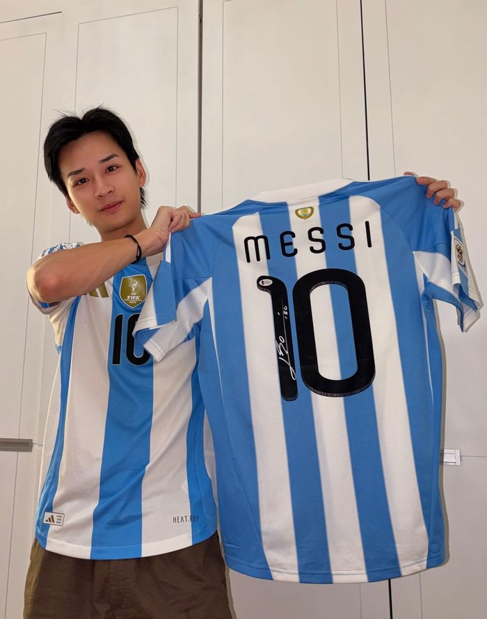 Diễn viên Trần Nghĩa khoe chiếc áo đấu mang chữ ký Messi sau khi đội trưởng Argentina lập cú hat-trick tại World Cup 2026. Ảnh: @trannghia.actor.