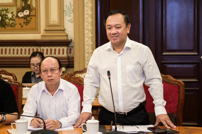  Thiếu tướng Nguyễn Thành Trung (bên phải), Chính ủy Bộ Tư lệnh TP.HCM và Đại tá Nguyễn Đình Chuẩn, Phó Chính ủy Bộ Tư lệnh TP.HCM, có mặt trong cuộc họp ngày 18/6. 
